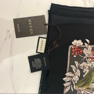 Gucci Wondergardenia Scarf - Black boarder - 90cm x 90cm - 100% Silk